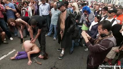 БДСМ посреди оживленной улицы в Европе