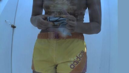 Скрытая камера в пляжной кабинке следит за девушками