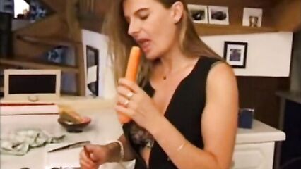 Две девки трахаются морковью и огурцами