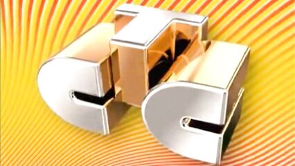 Девка с кольцами издевается над своей мандой