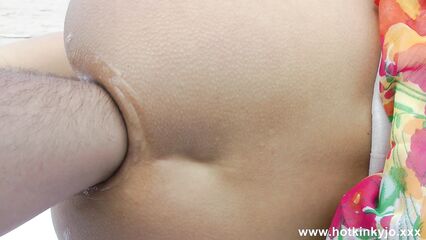 Публичный фистинг на море: мужская рука в анале брюнетки