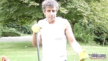 Старик трахнул в анал молодую блондинку