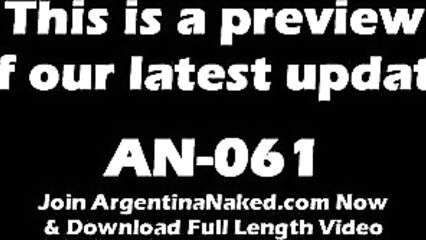 Молоденькая студентка показала киску и попку