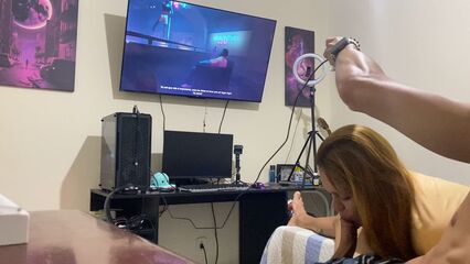 Подруга сосет член, пока я снимаю в GTA проститутку