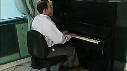 Студентка соблазнила на секс преподавателя