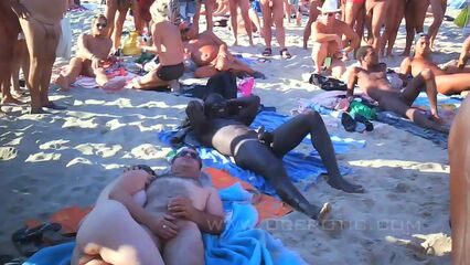 Групповые порно оргии нудистов на пляже: Секс в дюнах 7