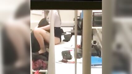 Кейтлин Кирби на работе в Tesco попала под скрытую камеру