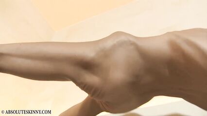 Самая худая гимнастка в мире полностью разделась