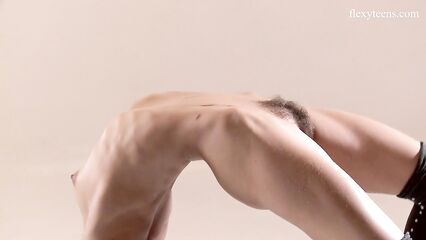 Молоденькая русская Рита Мочалкина показывает гибкость своего тела