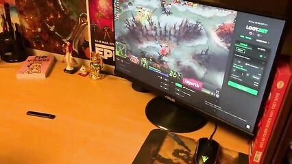 Красивую геймершу из Instagram Freya Stein в тугую попку!