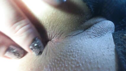 HD порно: Девушка засовывает пальчик в тугую попку