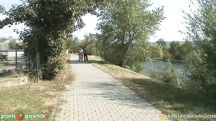 Молодая продавщица мюслей соблазнила стариков на секс втроем