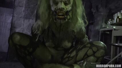 Женщина-паук спермопожирательница — порно ужастик +18