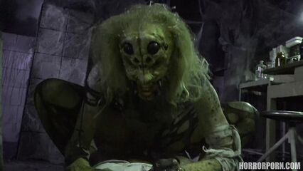 Женщина-паук спермопожирательница — порно ужастик +18