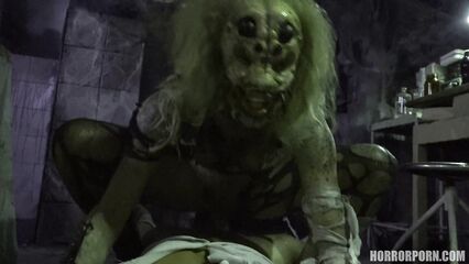 Женщина-паук спермопожирательница — порно ужастик +18