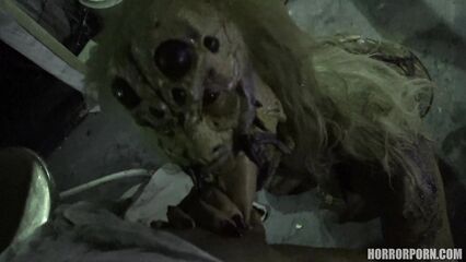 Женщина-паук спермопожирательница — порно ужастик +18