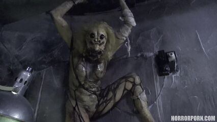 Женщина-паук спермопожирательница — порно ужастик +18