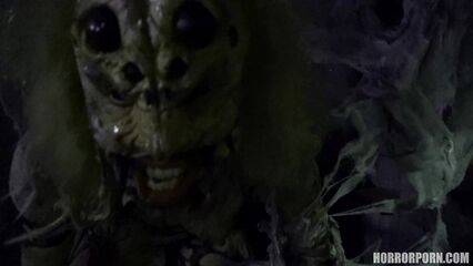 Женщина-паук спермопожирательница — порно ужастик +18