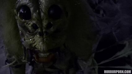 Женщина-паук спермопожирательница — порно ужастик +18