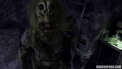 Женщина-паук спермопожирательница — порно ужастик +18