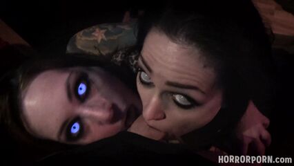 Дом фриков: Сиамские близнецы — порно ужасы на ночь