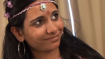 Настоящие индийские домохозяйки 1 (2009) порно фильм